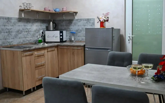 Квартира двухкомнатная  в центре с милым двориком