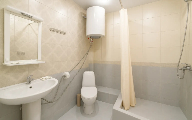 Sovremennaya studiya s vidom na goru ryadom s pod"yemnikami i Kazino Flat