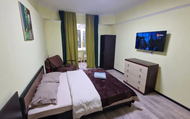 Апартаменты на улице Пушкина, Макатаева