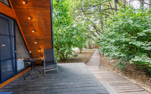 Частный дом А-фрейм в дубовом лесу