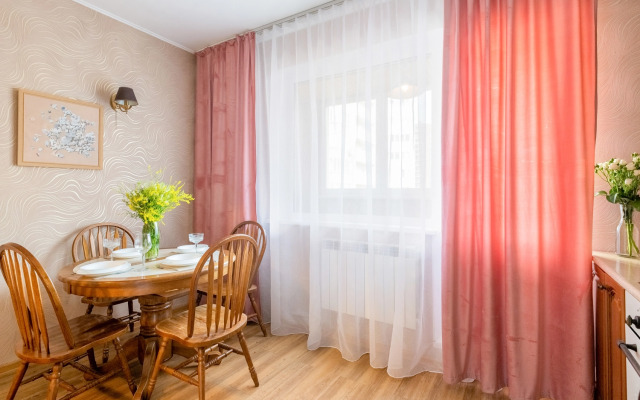 Semejnaya Dvuhkomnatnaya u Zooparka s Gamakom na Lodzhii Flat
