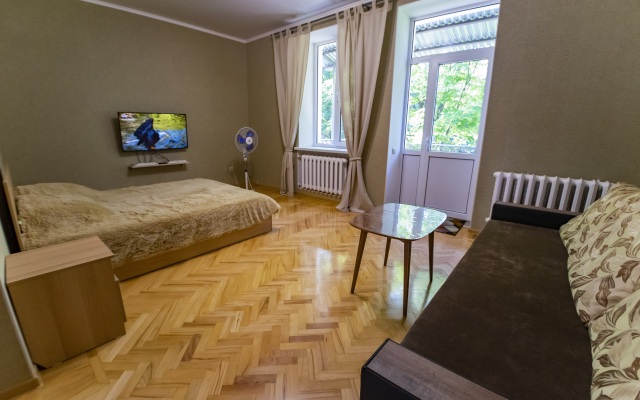 Prostornye trehkomnatnye apartamenty v kurortnoy chasti Zheleznovodska