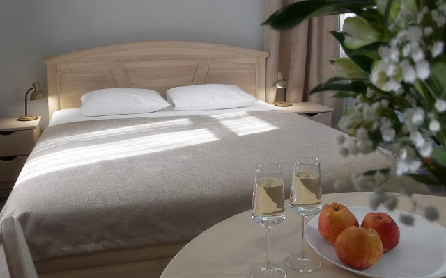 Anna and King  (on Zheleznodorozhnoy)