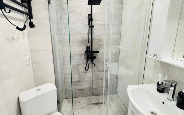 Tryokhkomnatnaya kvartira s vidom na basseyn Apartments