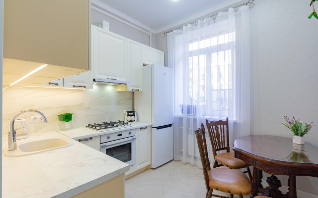 Dvukhkomnatnaya V Istoricheskom Tsentpe Gopoda S Parkovkoy Flat