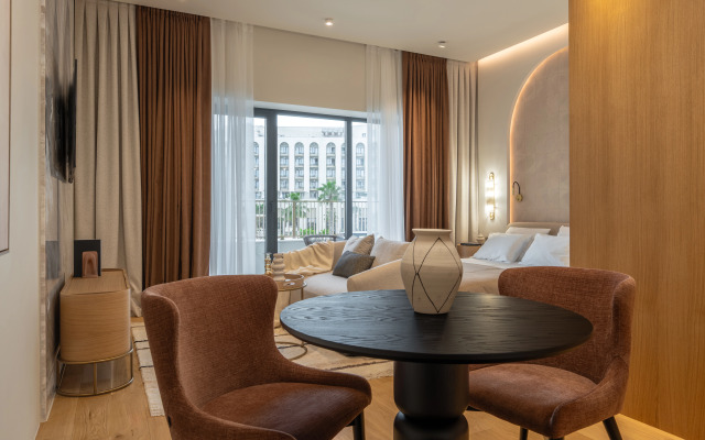 Dvukhmestnyye Marisol Amber s vidom na bassein Apartments