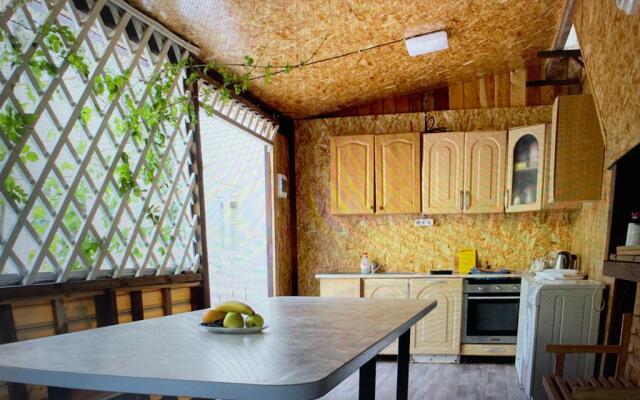 Dom S Enotami  Nadezhda Guest House