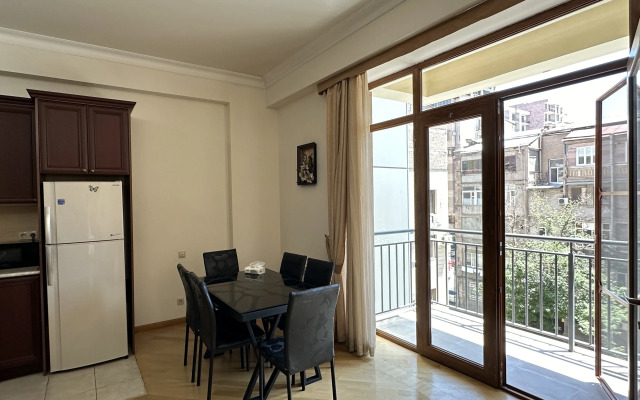 2-K v Novostroyke, Ulitsa Arama, Di480 Flat