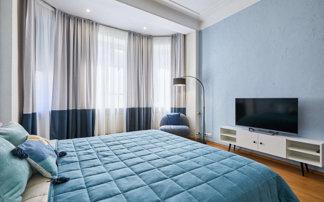 Квартира FlatStay Карповки 16| Большая видовая 4шка с камином