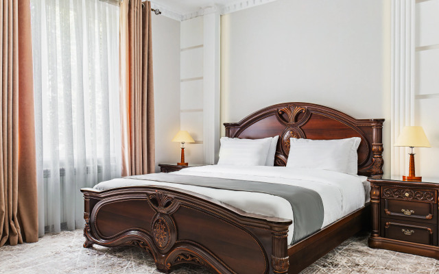 Отель Grand Nur