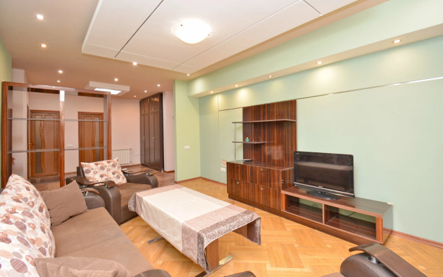 Trekhkomnatnaya v Tsentre Goroda Flat