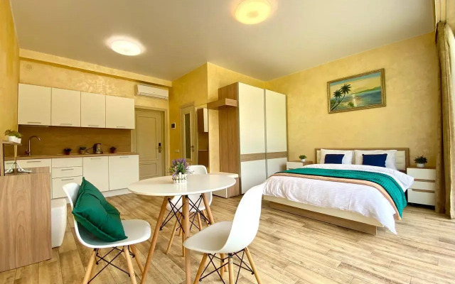 Sapfir S Basseynom I Vidom Na Les Flat