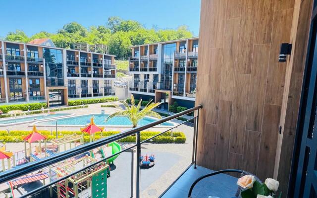 Studiya S Dizaynerskim Remontom S Baseynom I Balkonom Apartaments