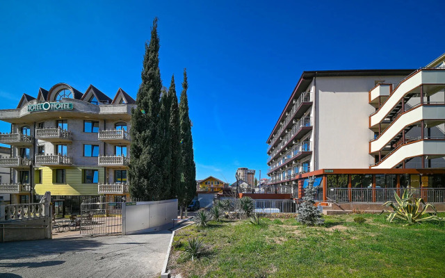 Semeinye u morya s basseinom Apartment