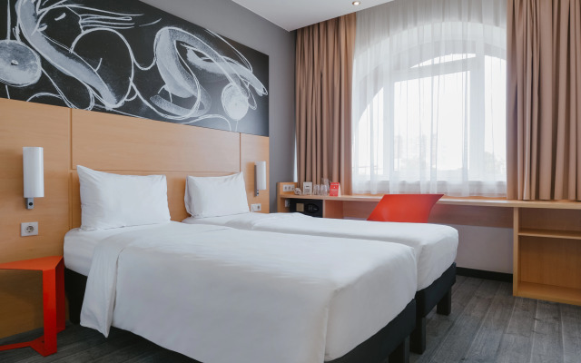 Ibis Oktyabr'skoe Pole Hotel