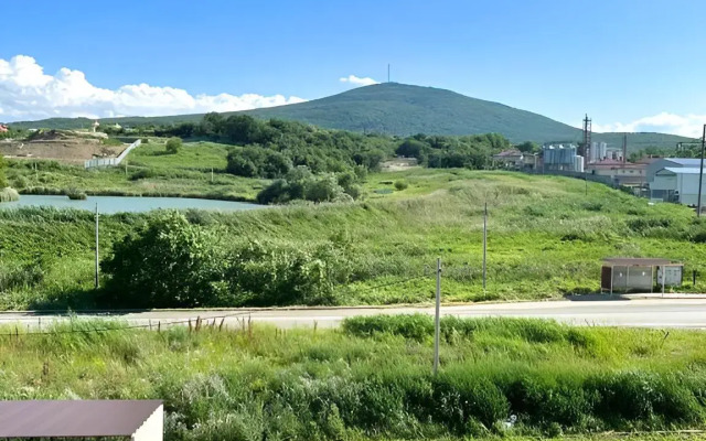 Uyutnaya Kvartira S Vidom Na Gory I Ozero Flat