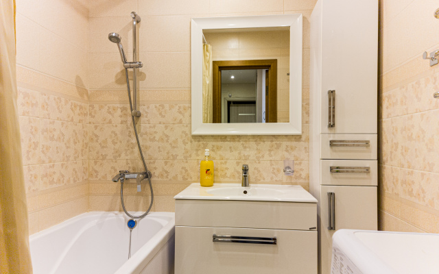 Dvuhkomnatnye v Svetlyh Tonah Vblizi Centra Goroda Apartments