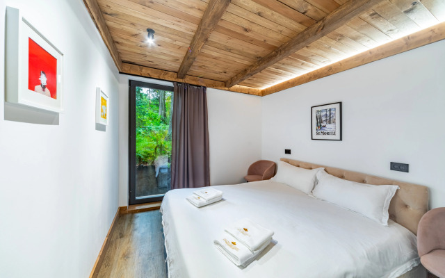 Шале с камином и джакузи в лесу