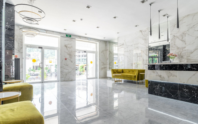Uyutnaya s basseynom vozle morya Flat