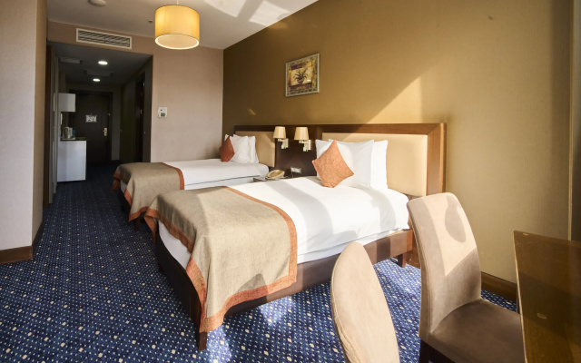 Parkside Hotel & Apartments