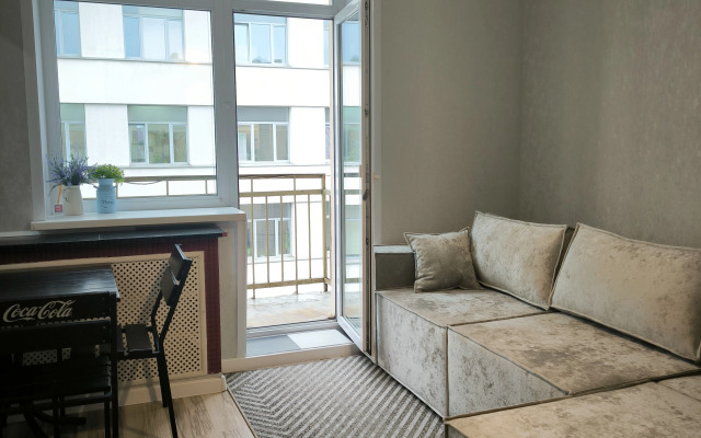 Belaya Trekhkomnatnaya Kvartira u Vokzala Apartments