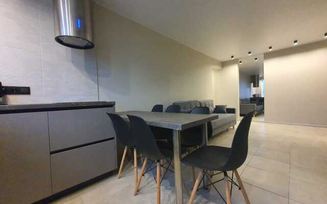 S Gostinoy I 3 Spalnyami Apartments