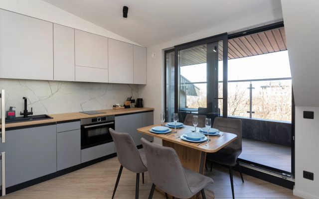 Квартира с Мансардными Окнами и Видом на Море