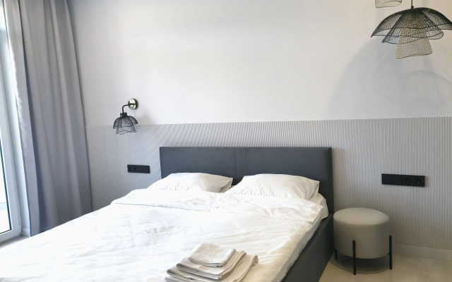 Stilnaya dvukhkomnatnaya kvartira s bolshoy terrasoy i vidom na more Flat