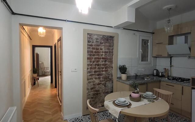 Apartments 2BR balcony house near Hilton bosphorus hotel