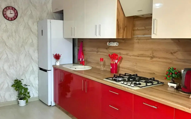 Uyutnaya Kvartira S Vidom Na Gory I Ozero Flat