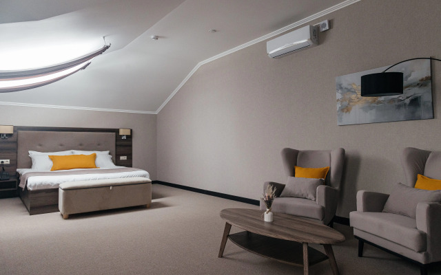 Отель Alex Royal