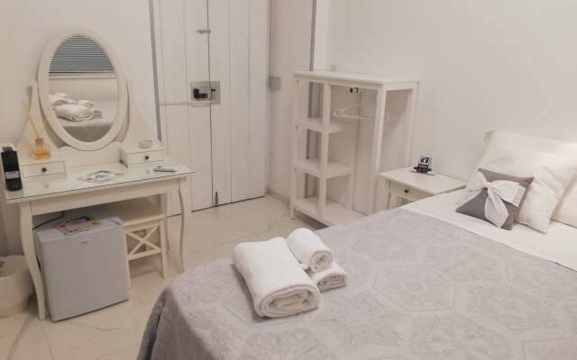 White Room Mini-Hotel