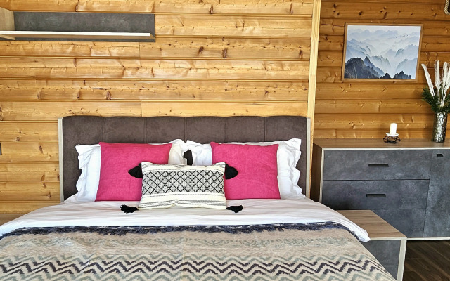 Dom s Basseynom i Plyazhem v sele Andreevka Chalet