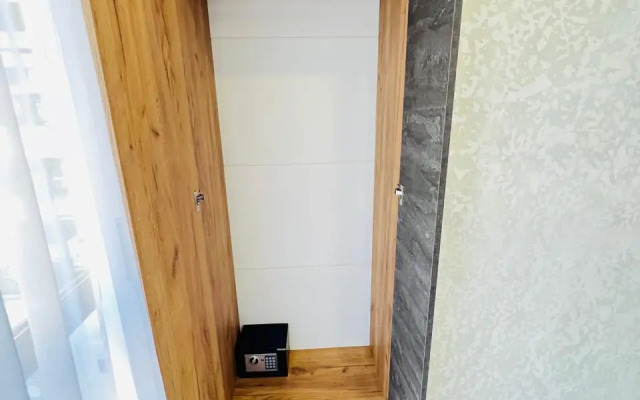 Tryokhkomnatnaya kvartira s vidom na basseyn Apartments