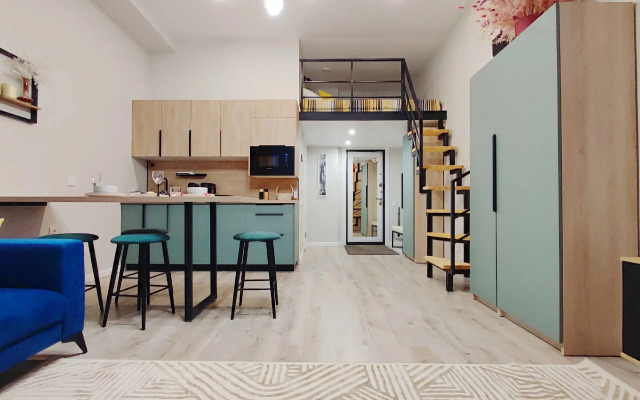 Dvukhurovnevy Chetyrekhmestny Nomer Flat