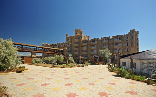 Zamok Azov Hotel