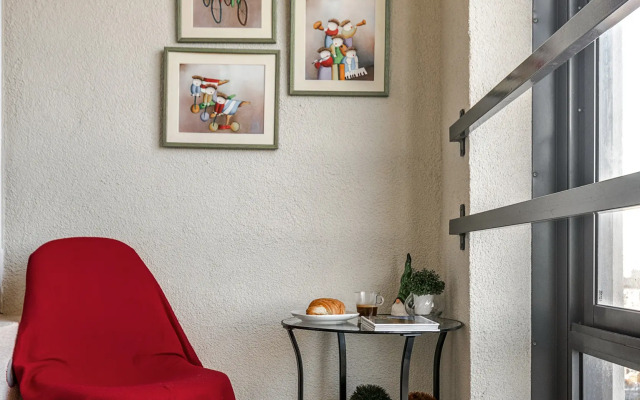 S balkonom i krasivym vidom u metro Apartments
