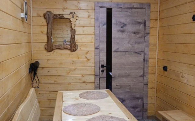 Частный Дом в Центpе Дeревни Взвад