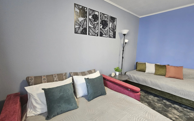 Bolshaya Uyutnaya Dvukhkomnatnaya Kvartira Flat