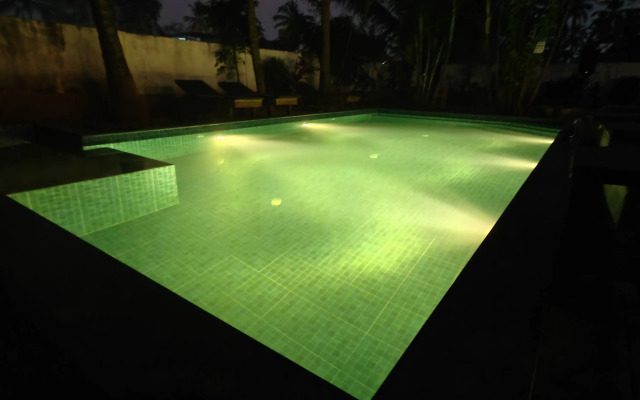 SOLS Backyard Bungalow