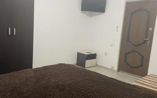 Trekhmestny Uluchshenny S Sobstvennoy Vannoy Komnatoy Apartment
