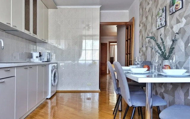 Bolshaya uyutnaya vozle parka flat
