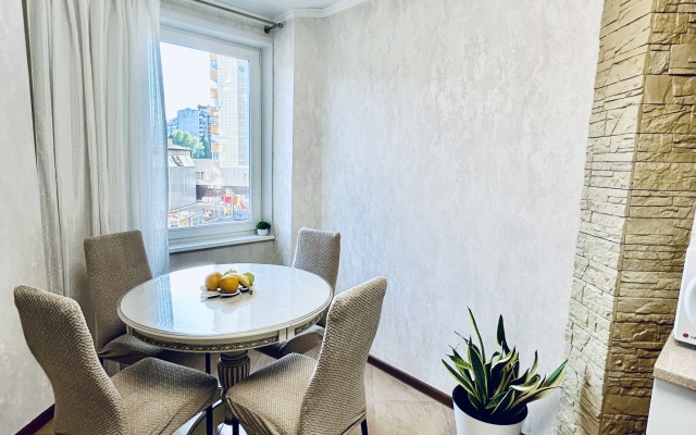 Квартира Уютная просторная однушка (55кв.) с АЛИСОЙ