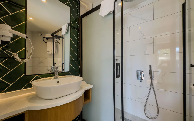 Отель Leaf Port Boutique