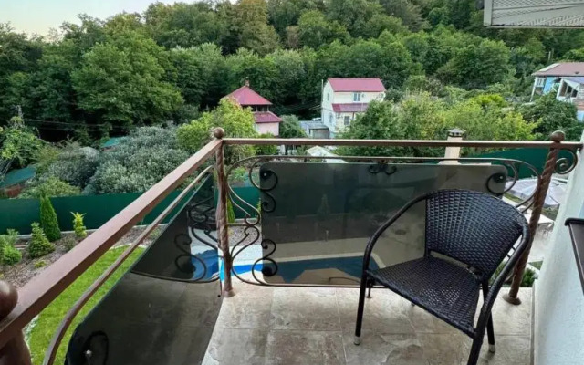 S Basseynom I Baney Private House