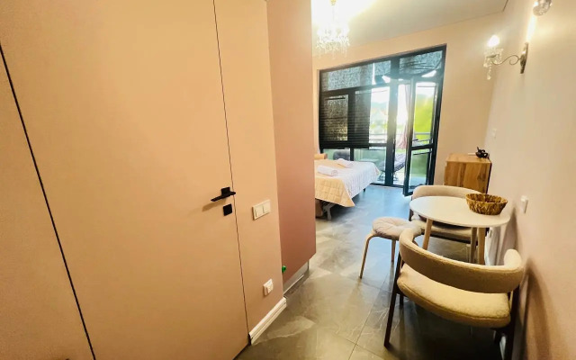 Stilnaya studiya s balkonom na dvoikh Apartments