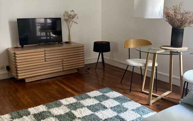 Uyutniye v Samom Tsentre Parizha Apartments