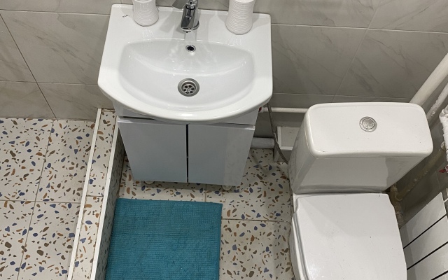 Uyutnaya studiya s balkonom okolo metro Apartments