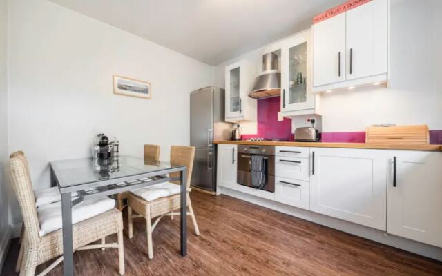 Stylish 2 Bed Sleeps 4 Apartments