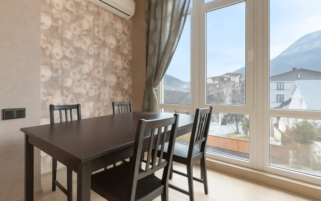Sovremennaya studiya s vidom na goru ryadom s pod"yemnikami i Kazino Flat